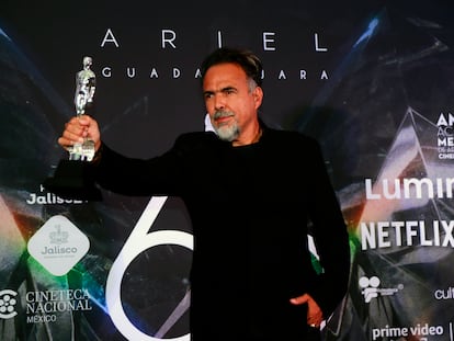 El director de cine mexicano Alejandro González Iñárritu posa con el premio Ariel por mejor edición.