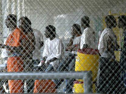 Presos de Nueva Orleans, concentrados en una cárcel provisional, en una imagen de septiembre de 2005.
