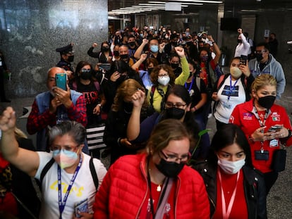 Trabajadores de Telmex abandonan las oficinas centrales de la telefónica al iniciar la huelga, este jueves.