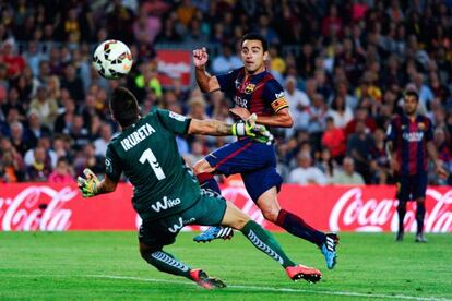 Xavi supera a Irureta en el primer tanto del Barça.