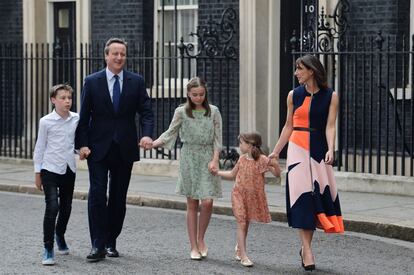 El primer ministro británico saliente, David Cameron, junto a su familia a las puertas del 10 de Downing Street antes de ir al palacio de Buckingham para presentar su dimisión a la reina Isabel II, tras perder el referéndum del Brexit, el 13 de junio de 2016.
