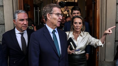 Alberto Núñez Feijóo, entre el coordinador general del PP, Elías Bendodo, y la portavoz parlamentaria, Cuca Gamarra, salía del Congreso este viernes tras la votación.