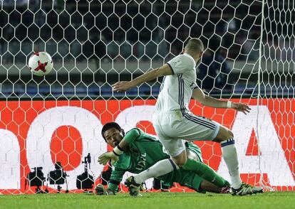 Karim Benzema, del Real Madrid, marca el gol frente al equipo japonés.