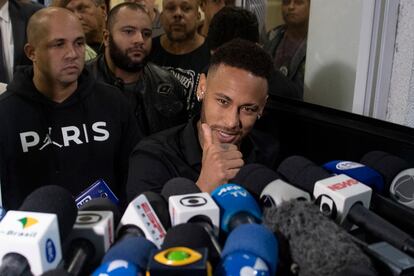 Neymar tras declarar en la comisaría de Policía.