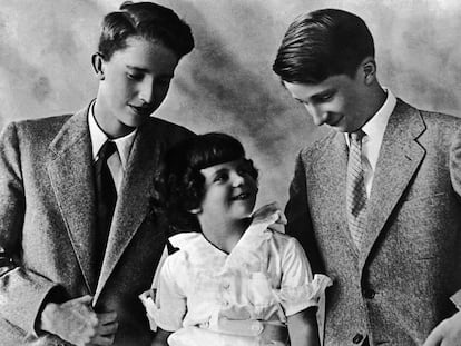 Desde la izquierda, los príncipes de Bélgica Alberto de Lieja, Alexander y Balduino, en 1947.