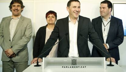 El secretario general de Sortu, Arnaldo Otegi con Pello Urizar a la izquierda de la imagen, Marian Beitialarrangoitia y Jon I&ntilde;arritu 