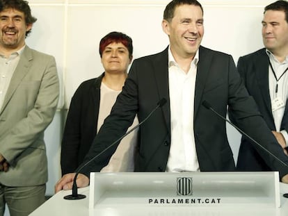El secretario general de Sortu, Arnaldo Otegi con Pello Urizar a la izquierda de la imagen, Marian Beitialarrangoitia y Jon I&ntilde;arritu 