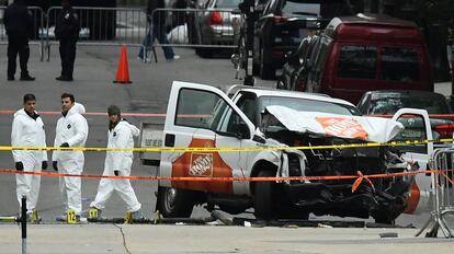 Agentes investigan el veh&iacute;culo usado por Sayfullo Saipov para antentar en Manhattan el pasado 31 de octubre.