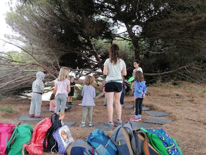 Un grupo de niñas y niños de la Playa Escuela Tierra y Sal, en Sancti Petri (Chiclana, Cádiz), durante la Asamblea con dos acompañantes.