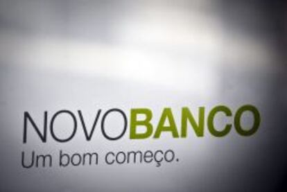 Nuevo logo del Banco Esp&iacute;rito Santo tras la transformaci&oacute;n en Novo Banco, en una oficina de Lisboa. 