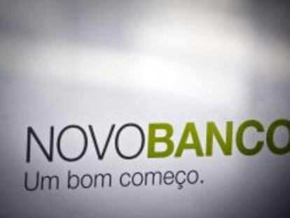 Nuevo logo del Banco Esp&iacute;rito Santo tras la transformaci&oacute;n en Novo Banco, en una oficina de Lisboa. 