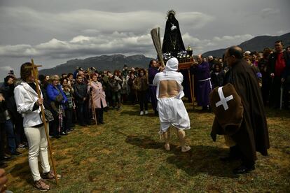Un penitente encapuchado de la hermandad '' Santa Vera Cruz '' conocida como '' Los Picaos '' durante una procesión de Semana Santa en San Vicente de La Sonsierra, el viernes 19 de abril.