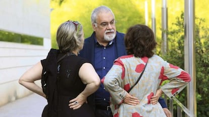 El hijo de Ana María Matute, Juan Pablo Goicoechea en los alrededores de la capilla ardiente de la escritora.
