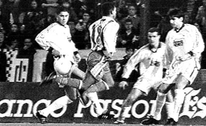 Djalminha hace la 'lambretta' ante Hierro, Helguera y Karanka.