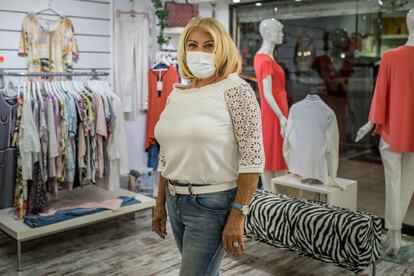 Inés Grillo, el pasado martes, en su tienda de ropa junto al hotel Conquistador de Tenerife.  