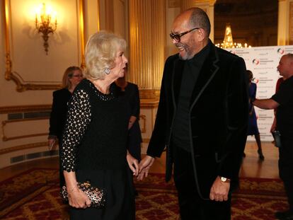 Bruce Oldfield y Camilla tras un desfile del creador en el año 2017.