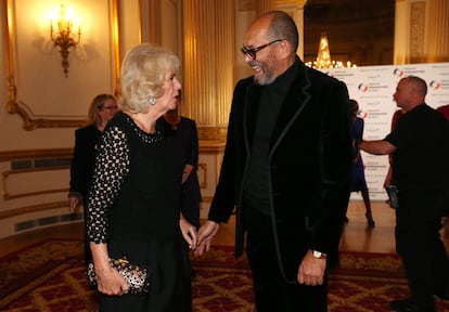 Bruce Oldfield y Camilla tras un desfile del creador en el año 2017.