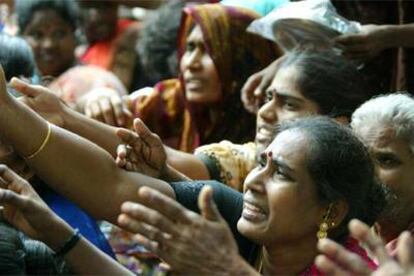 Un grupo de mujeres trata de conseguir ayuda en un refugio de Parangipet, en el Estado indio de Tamil Nadu.