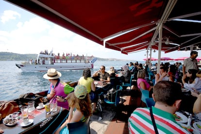 Una de las terrazas en el barrio de Ortaköy de Estambul, con vistas al Bósforo.