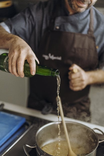 “En los pueblos pesqueros se gestaba una cocina muy interesante en la escasez. Las llámpares o lapas son algo humilde, pero tienen un sabor muy rico a mar”.