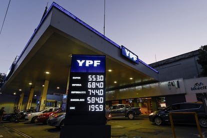 Una estación de gasolina de YPF, en Buenos Aires, en 2023. 