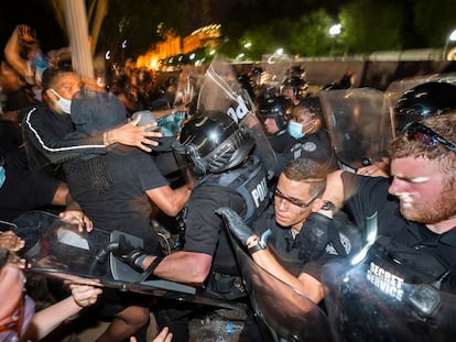 La policía carga contra una manifestación enfrente de la Casa Blanca, el pasado 30 de mayo.
