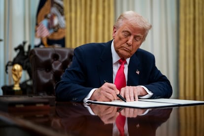 Trump, el pasado 7 de marzo, firmaba decretos en el Despacho Oval en Washington. 