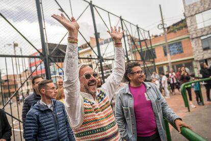 Oviedo al llegar a su sede de campaña, el domingo por la tarde.