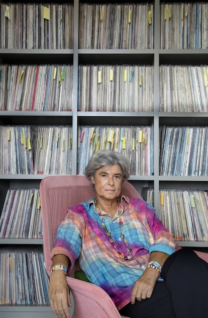 Gladys Palmera, con una estantería atiborrada de vinilos detrás.