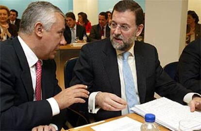 Mariano Rajoy conversa con Javier Arenas, ayer en la Junta Directiva Nacional del PP.