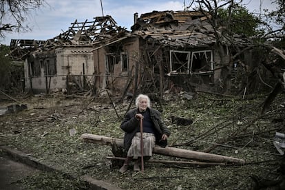 An eldery woman sits in front of destroyed houses after a missile strike, which killed an old woman, in the city of Druzhkivka (also written Druzhkovka) in the eastern Ukrainian region of Donbas on June 5, 2022. (Photo by ARIS MESSINIS / AFP)