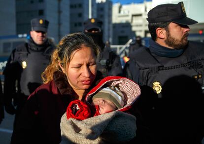 Una comisión judicial ha procedido a ejecutar, en el distrito madrileño de Villa de Vallecas, el desahucio de una familia con tres hijos menores de edad, uno de ellos de un mes y medio de vida. En la imagen, Cecilia Paredes, con su bebé en brazos, tras ser desahuciada.