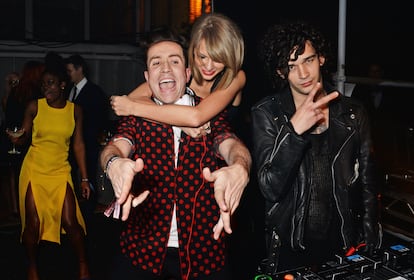 Nick Grimshaw, Taylor Swift y Matt Healey (a la derecha) en una fiesta organizada por Universal Music, en Londres, el 25 de febrero de 2015. 