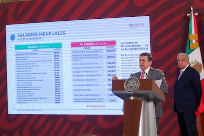 Andrés Manuel López Obrador, Presidente de México, y Ricardo Sheffield Padilla, titular de Profeco, durante la mañanera en Palacio Nacional, el 25 de julio de 2022.