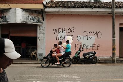 "Vidrios abajo o plomo", leía un graffiti en Corinto, en junio.