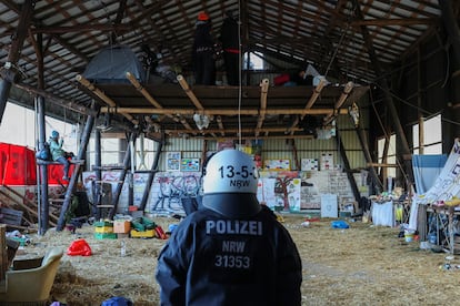 La policía alemana choca con activistas en un enfrentamiento por la expansión de una mina de carbón en Luetzerath