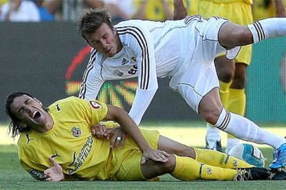 Gonzalo Rodríguez, junto a Beckham, en el momento de la lesión el sábado en el estadio Ramón de Carranza.
