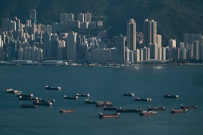 Varios cargueros amarrados en Victoria Harbour, Hong Kong, en noviembre de 2021, en plena crisis de circulación por los colapsos de los puertos internacionales.