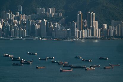 Varios cargueros amarrados en Victoria Harbour, Hong Kong, en noviembre de 2021, en plena crisis de circulación por los colapsos de los puertos internacionales.