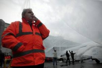 Un empleado de metro fuma un cigarrillo cerca de una estación de metro en Atenas (Grecia) hoy. Los trabajadores del metro en Atenas continúan en huelga por octavo día consecutivo a pesar de que los tribunales la han declarado huelga ilegal y contra la que el gobierno ha anunciado acciones legales si no se reestablece el tráfico.