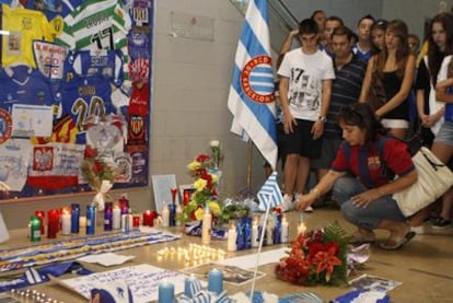 Ofrendas ante la puerta 21 del estadio de Cornellà-El Prat.