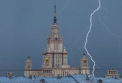 Un rayo golpea cerca del edificio de la Universidad Estatal de Moscú en una tormenta eléctrica en la capital rusa este martes.