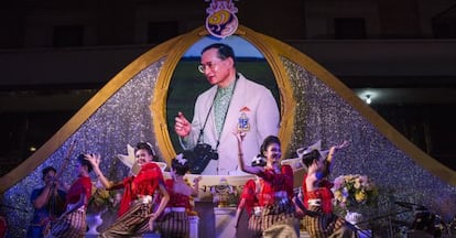 Espectáculo de danza en Bangkok en honor del rey de Tailandia, que cumple este sábado 88 años.