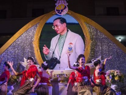 Espectáculo de danza en Bangkok en honor del rey de Tailandia, que cumple este sábado 88 años.