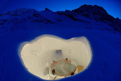 A 2.350 metros de altitud, las cinco habitaciones del Iglú-Hotel Grandvalira (Andorra), una de ellas con <i>jacuzzi </i>privado y al aire libre, brindan la oportunidad de pasar una noche esquimal en los Pirineos. Levantado cada mes de diciembre (se derrite en primavera), forma parte de las 60 extravagancias hoteleras que David Revelles y Oscar Elías han reunido en el libro <i>Hoteles insólitos de España y Portugal</i> (ediciones Jonglez).