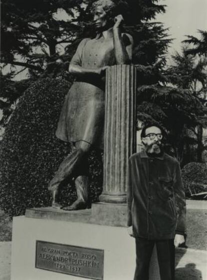 Zúñiga, junto a la estatua de Pushkin en el parque de la Fuente del Berro de Madrid.