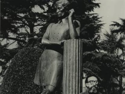 Zúñiga, junto a la estatua de Pushkin en el parque de la Fuente del Berro de Madrid.