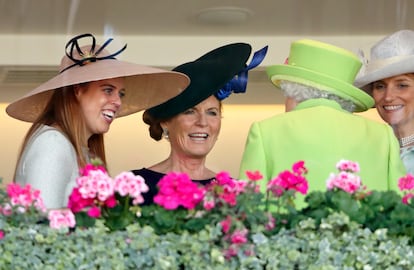 La princesa Beatriz y Sarah Ferguson conversan con la reina Isabel II en Ascot, en 2018.