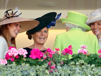 La princesa Beatriz y Sarah Ferguson conversan con la reina Isabel II en Ascot, en 2018.