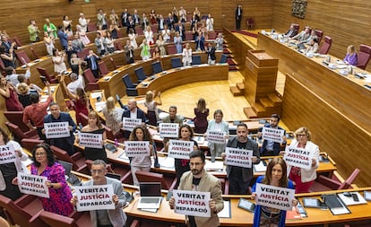 Diputados socialistas, tras la votación de la Ley de Concordia, este jueves, esgrimen carteles críticos con la norma en Les Corts. 